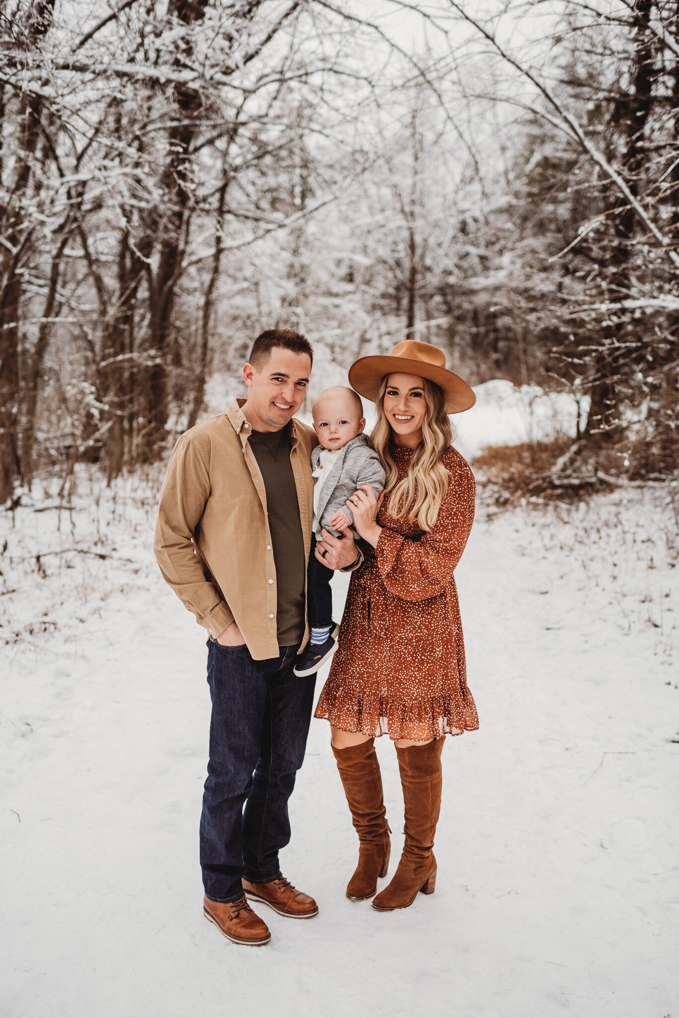 Peoria family photographer-family stands in snow
