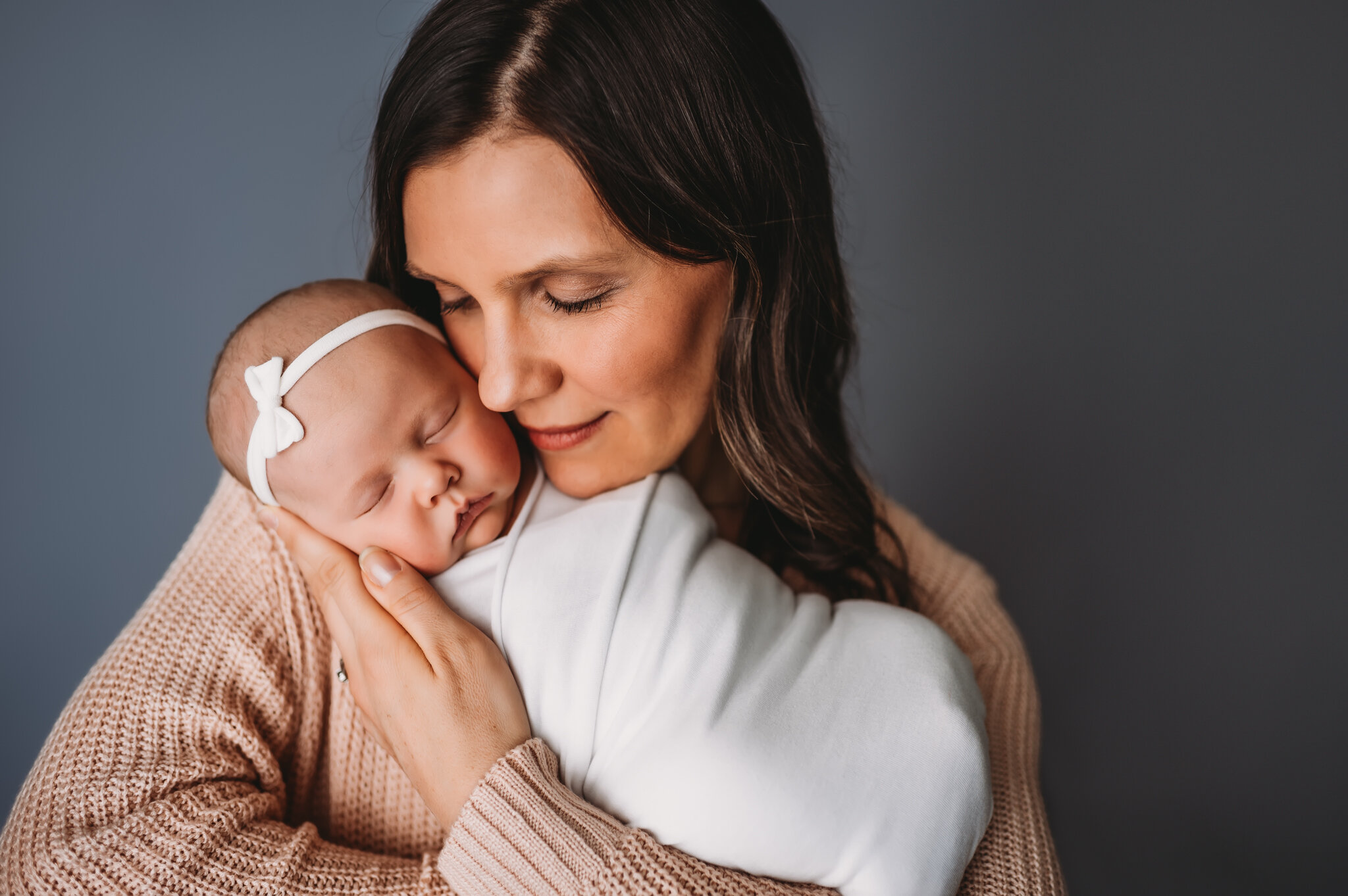 central illinois newborn photographer mom holds baby
