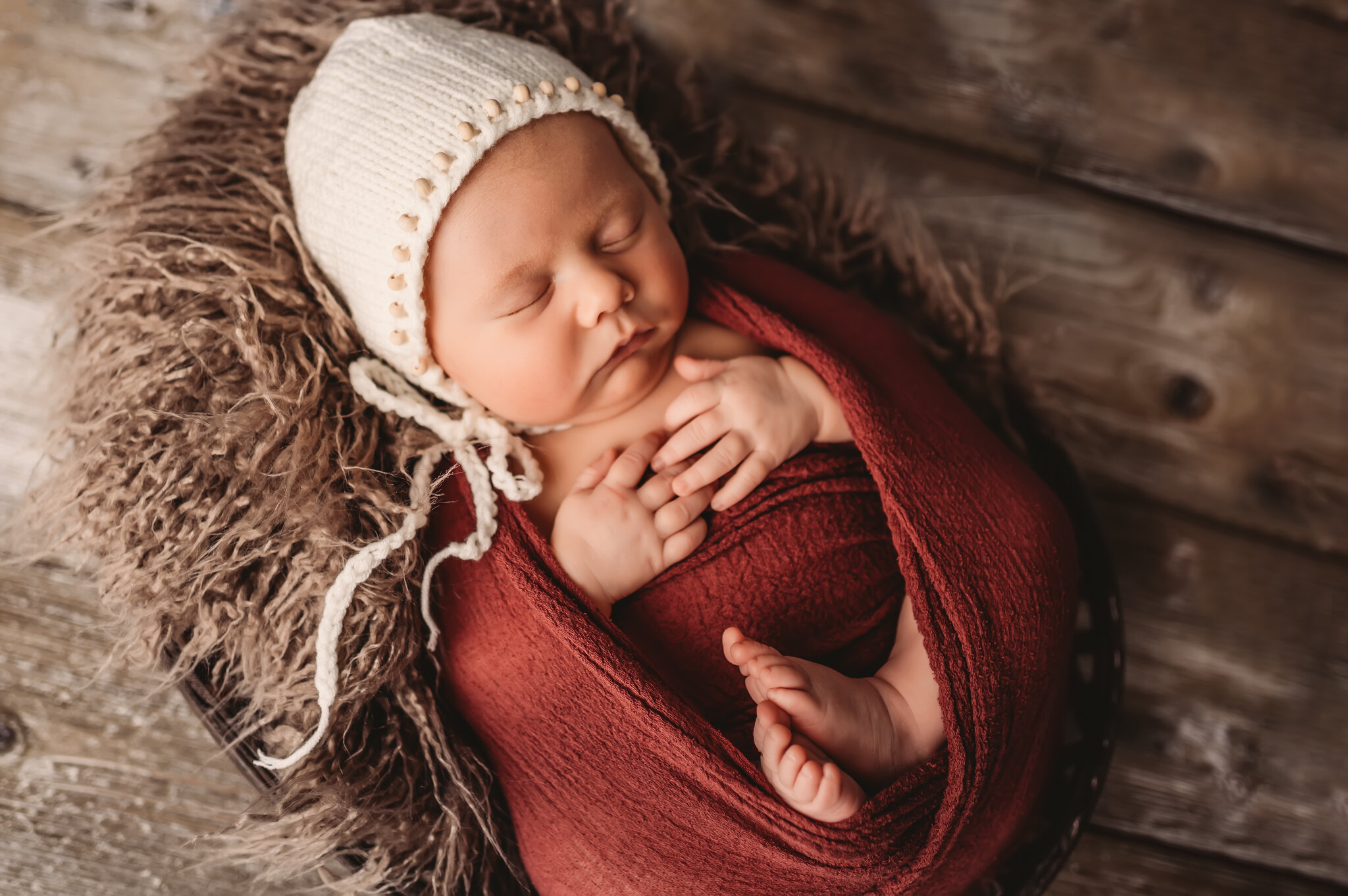 dunlap illinois newborn photographer, baby sleeps in basket with barn wood floor