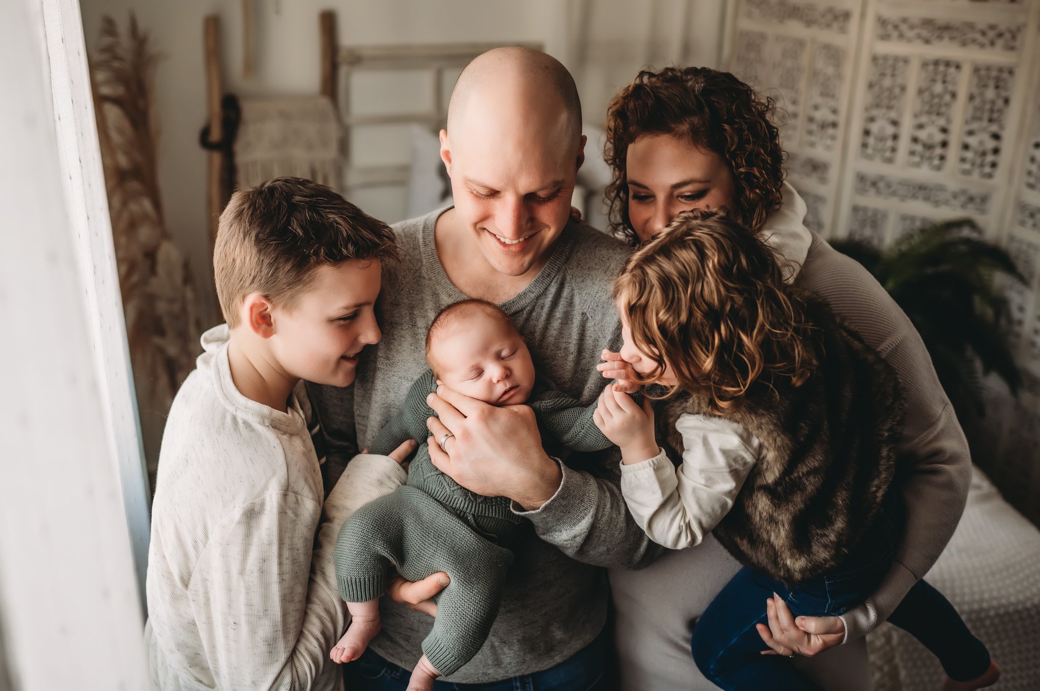 Peoria IL photographer family posing newborn.jpg